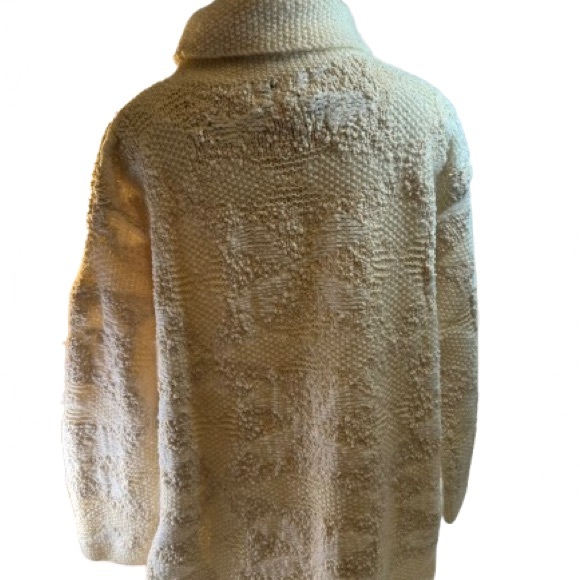 VINTAGE JONES NEW YORK EXCLUSIVE HAND KNIT TURTLE NECK CREAM AND WHITE SWEATER - Picture 6 of 11